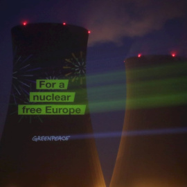 Activistas de Greenpeace proyectan el lema 'Por una Europa libre de armas nucleares' en una de las torres de refrigeración de la central nuclear de Grohnde (Kerncentrale Grohnde - KGW) en Emmerthal, norte de Alemania, el 30 de diciembre 202