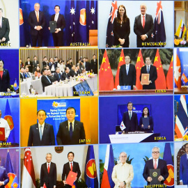 Los líderes de la ASEAN  se unen para una foto de grupo virtual después de firmar la Asociación Económica Integral Regional (RCEP) durante una ceremonia de firma virtual en la Casa del Parlamento en Canberra, el domingo 15 de noviembre de 2