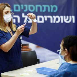 Una enfermera administra la cuarta dosis de la covid-19 en Ramat Gan, Israel, el 31 de diciembre de 2021.