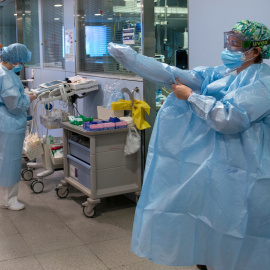 Personal sanitario de la Unidad de Cuidados Intensivos (UCI) para enfermos de coronavirus del Hospital Universitario Dr. Josep Trueta de Girona.