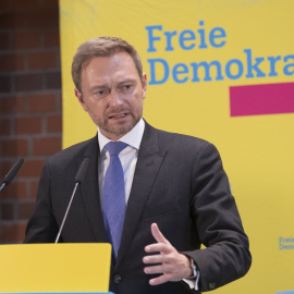 El líder del Partido Liberal (FDP), Christian Lindner, ofrece una rueda de prensa en la sede del partido en Berlín (Alemania), después de que anoche  rompiera las conversaciones para formar una coalición conAngela Merkel y con Los Verdes. E