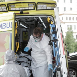 Un jugador del CF Fuenlabrada infectado de Covid-19 llega en ambulancia tras sentirse ‘indispuesto’ al Hospital Quirón trasladado desde el Hotel NH Collection Finisterre, en A Coruña, Galicia (España), a 24 de julio de 2020.