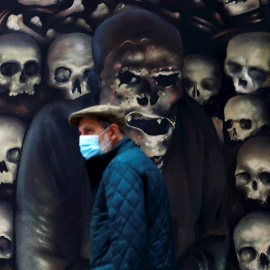 Un hombre con mascarilla camina por una calle de A Coruña, a 29 de diciembre de 2020.