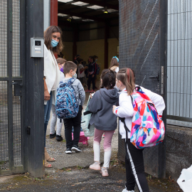 Varios niños y niñas entran al CEIP Manuel Mallo de Nadela, durante el primer día del curso escolar 2021-2022 en Educación Infantil y Primaria, a 9 de septiembre de 2021, en Nadela, Lugo, Galicia