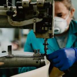 Una trabajadora de la fábrica de Calzados Pitillos en Arnedo (La Rioja) fabrica material sanitario para combatir el coronavirus durante el estado de alarma, a 27 de marzo de 2020.