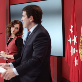 La presidenta de la Comunidad de Madrid, Isabel Díaz Ayuso y el presidente de la Junta de Castilla y León, Alfonso Fernández Mañueco, en una rueda de prensa después de una reunión, en la Real Casa de Correos, a 29 de noviembre de 2021, en M