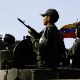4/1/2021-Varios soldados en la cima de un tanque durante un ejercicio militar para defenderse de una posible invasión de fuerzas extranjeras a Venezuela.