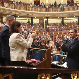 04/01/2020.- El presidente de Gobierno, Pedro Sánchez, es aplaudido por su compañeros del PSOE tras pronunciar su discurso de investidura. Eduardo Parra / Europa Press
