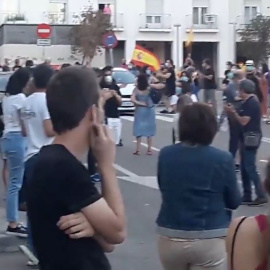 Aplausos y música contra las cacerolas y las banderas