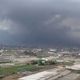 El oeste de La Palma, cubierto por una nube de cenizas