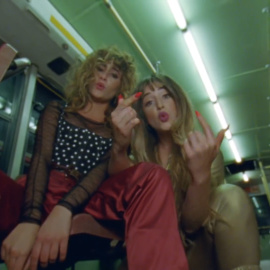 Aitana y Lola Indigo lanzan su nuevo videoclip 'Me quedo'