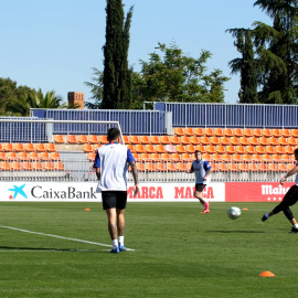 Los jugadores del Atlético continúan entrenando en grupos separados