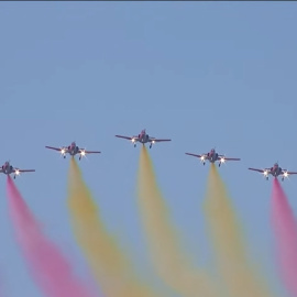 "Un aplauso para la persona que les ha colado el humo morado": el detalle que muchos han señalado del desfile del 12-O