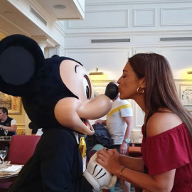 Paula Echevarría, feliz en París junto a Miguel Torres y su hija