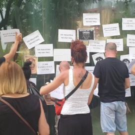 Trabajadores de Nissan empapelan concesionarios de la marca