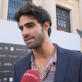 Juan Betancourt saca tiempo para su novia entre todo el trabajo pendiente