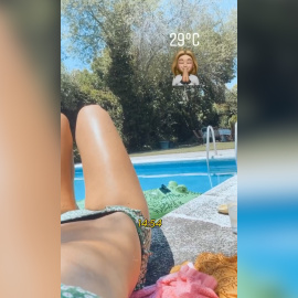 María Pombo da la bienvenida al verano con un baño en la piscina