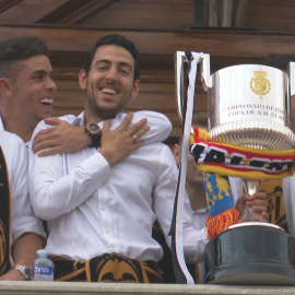 La afición celebra la llegada de la Copa del Rey a Valencia