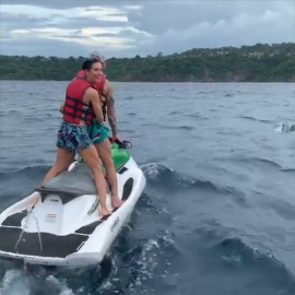 Sergio Ramos y Pilar Rubio recorren el mar entre delfines