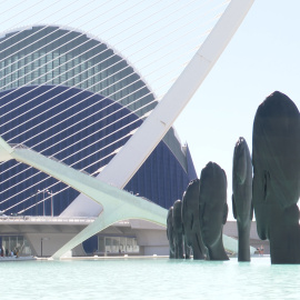 El artista Jaume Plensa levanta su Isla de Pascua en València
