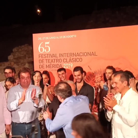 Fernández Vara y Jesús Cimarro entregan una placa a Víctor Ullate