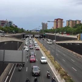 Marcha lenta de vehículos en Barcelona contra el cierre de Nissan