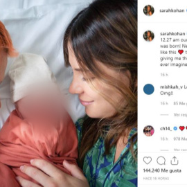 Chicharito y Sara Kohan presumen de bebé en redes sociales