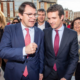El presidente del PP, Pablo Casado, junto al candidato a la Presidencia de la Junta, Alfonso Fernández Mañueco en la visita a la Catedral de Burgos.
