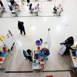 Sanitarios del ejército vacunan ciudadanos contra el covid-19 en el recinto ferial de Punta Arnela de Ferrol, este viernes.