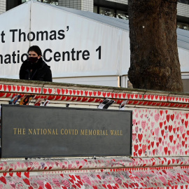 Una persona fuera del hospital St.Thomas con el National Memorial Wall en primer plano en Londres