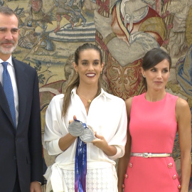 Los Reyes reciben a la nadadora española Ona Carbonell