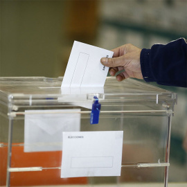 La bandera republicana en Cádiz y el el izado de la bandera en la plaza de Colón, una tradición desde 2001 .- Fotos de EFE