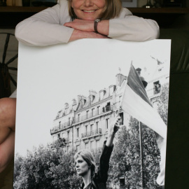 Caroline, apoyada sobre la mítica foto en la que aparece ella misma con una bandera de Vietnam, que fue portada de la revista Paris Match. Jean-Francois DEROUBAIX/Gamma-Rapho, vía Getty Images
