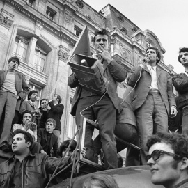 Portavoces del movimiento 22 de marzo informan a los asistentes en una protesta en La Sorbona. AFP