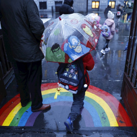 Un alumno entra en un colegio este lunes en Bilbao tras las vacaciones navideñas.