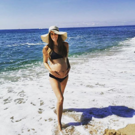 Ona Carbonell luce embarazo en la playa