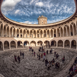 Patio central del castillo de Bellver en la ciudad de Palma