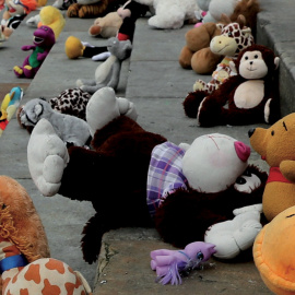 Performance contra la violencia infantil.- EFE