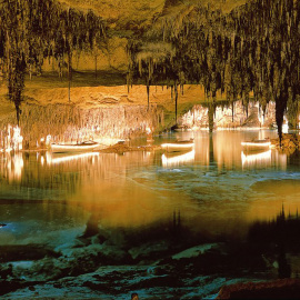 Barcas iluminadas en el lago Martel en el interior de las Cuevas del Drach