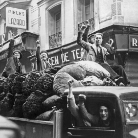  n grupo de trabajadores celebra el triunfo del Frente Popular en las elecciones de 1936. EFE