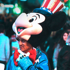 Un hombre disfrazado de Micky Mouse trabaja en la Puerta del Sol de Madrid.- FERNANDO SÁNCHEZ