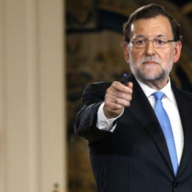 Rajoy da la palabra a un periodista durante la rueda de prensa de balance de legislatura. (Sergio Barrenechea / EFE)