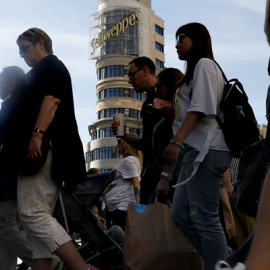 Peatones cruzando la Gran Vía de Madrid.- EFE