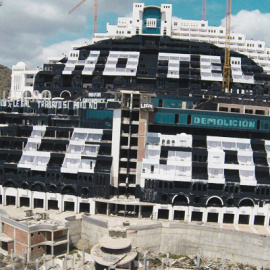 GRA216. CARBONERAS (ALMERÍA), 15/05/2014.- Una gran pintada en blanco con la leyenda "Hotel sí cien por cien legal", "Trabajo sí paro no" sobre el fondo negro que a su vez pintaron los miembros de Greenpeace solicitando su derribo, así apar