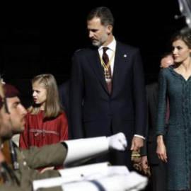 Los reyes Felipe VI y Letizia, acompañados por sus hijas la princesa de asturias y la infanta Sofia, presiden desde la escalinata del Congreso el desfile militar.- EFE