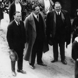 Luis Trigo (en el centro, sujetando un sombrero), en un entierro laico en Mondoñedo en abril de 1936./ ARCHIVO FAMILIAR