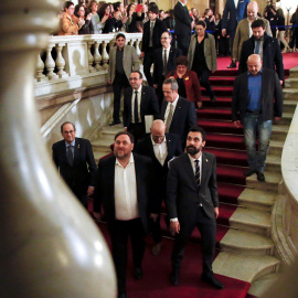 GRAFCAT576. BARCELONA, 28/01/2020.- El presidente de la Generalitat, Quim Torra (i), y el presidente del Parlament, Roger Torrent (d), acompañan al exvicepresidente Oriol Junqueras (c), y a los exconsellers encarcelados, a su salida del Par
