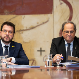El vicepresident de la Generalitat, Pere Aragonès (izq) y el president de la Generalitat, Quim Torra (dech), en la reunión del Consell Executiu después de que Torra en su declaración institucional haya afirmado que habrá adelanto electoral,