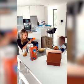 Alice Campello le gasta una broma refrescante a su hijo Ale