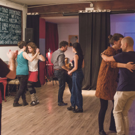 Dafne dando indicaciones